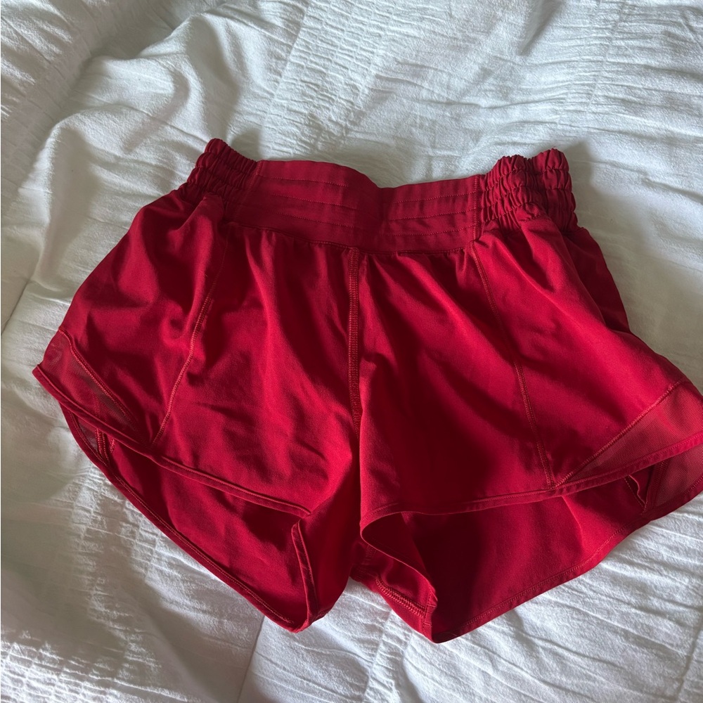 lululemon high rise 2.5" hotty hot shorts in red